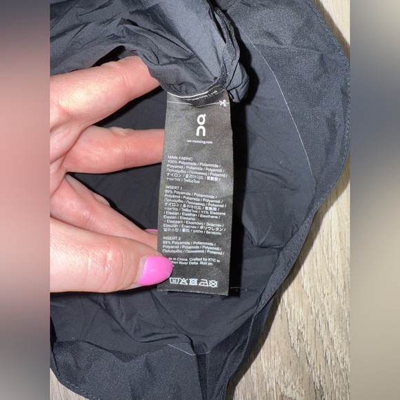 On Running black Weather Vest - Picture 8 of 8